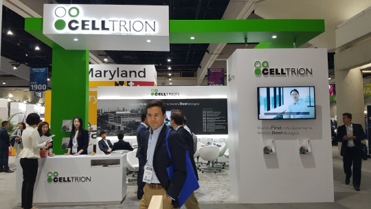 20일(현지시간) 미국 샌디에이고 샌디에이고컨벤션센터에서 열린 '바이오USA' 행사장에서 관람객들이  셀트리온 부스를 둘러보고 있다.